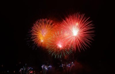 2026国庆档爱情剧情片人间烟火宣传海报，温暖橙色调，一对恋人在街头市集场景中