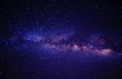 2026国庆档科幻冒险影片星际迷途宣传图，宇宙星云背景中宇航员漂浮，画面冷蓝色调科技感强